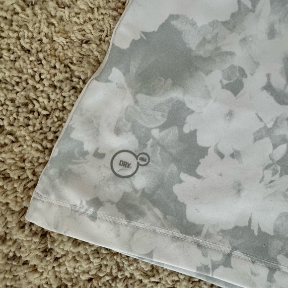 2 Puma Tops - Picture 5 of 9